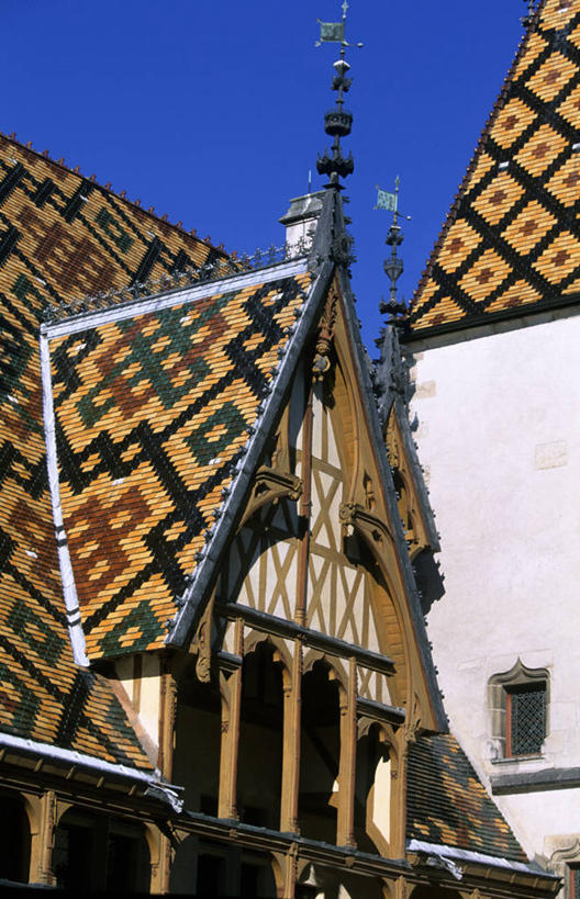 无人,竖图,室外,白天,仰视,旅游,度假,名胜古迹,窗户,标志建筑,地标,建筑,法国,欧洲,阴影,遗迹,光线,瓦片,影子,墙,屋顶,顶棚,瓦,古迹,文物,娱乐,建设,古建筑,玻璃窗,墙壁,墙面,蓝色,白色,蓝天,天空,阳光,天,享受,休闲,旅游胜地,放松,建造,晴朗,勃艮第,西欧,法兰西,古文明,屋瓦,万里无云,法兰西共和国,法兰西第五共和国,勃艮第大区,科多尔省,晴空,晴空万里,彩图,低角度拍摄