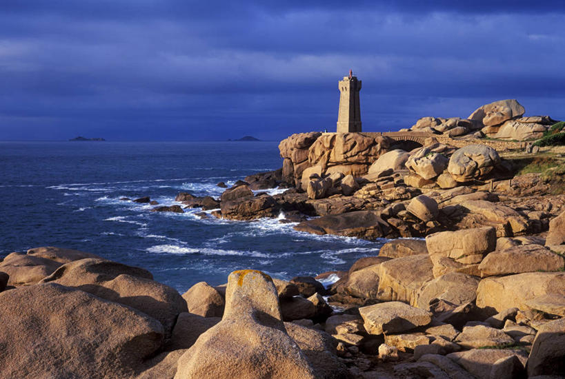 无人,横图,室外,白天,正面,旅游,度假,海浪,海洋,石头,美景,道路,法国,欧洲,波纹,信息,石子,景观,浪花,乌云,悬崖,云,阴天,云朵,灯塔,交通,云彩,方向,娱乐,水纹,天空,自然,海水,波浪,天,享受,休闲,景色,放松,引导,指引,昏暗,阴沉,布列塔尼,西欧,法兰西,自然风光,海景,法兰西共和国,法兰西第五共和国,绝壁,航标,布列塔尼地区,阿摩尔滨海省,大海,风浪,海,海水的波动,近岸浪,石块,岩石,涌浪,彩图,导航