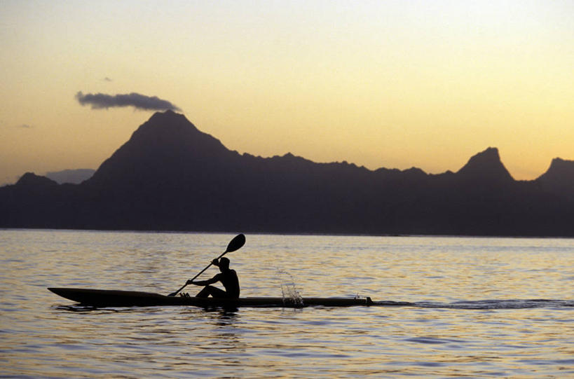 皮划艇,西方人,一个人,坐,横图,室外,白天,侧面,旅游,度假,海浪,海洋,美景,日落,山,山脉,船,欧洲,欧洲人,仅一个男性,仅一个人,一艘,行人,游客,游人,握,波纹,飞溅,服装,溅,液体,景观,浪花,山峰,水滴,晚霞,霞光,落日,山峦,背光,休闲装,娱乐,路人,旅客,水珠,仅一个年轻男性,一个,衣服,水纹,自然,海水,黄昏,船尾波,交通工具,波浪,群山,享受,休闲,休闲服,景色,彩霞,南美,放松,握着,服饰,单个,桨,南美洲,西印度群岛,拉丁美洲,喷洒,自然风光,载具,美洲,逆光,海景,亚美利加洲,南亚美利加洲,夕照,薄暮,过客,背风群岛,男人,男性,年轻男性,白种人,大海,风浪,海,海水的波动,近岸浪,涌浪,夕阳,坐着,彩图,全身,傍晚,斜阳,莫皮蒂岛