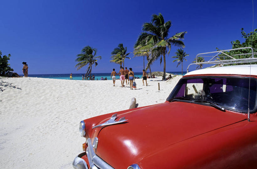 西方人,站,横图,室外,白天,旅游,度假,海浪,海洋,美景,沙滩,植物,窗户,汽车,古董车,棕榈树,叶子,古巴,欧洲,欧洲人,一辆,行人,游客,游人,阴影,服装,光线,沙子,影子,海岸,景观,浪花,绿叶,沙地,首都,许多人,休闲装,娱乐,路人,旅客,玻璃窗,架子,车,树,树木,背面,衣服,红色,蓝色,绿色,蓝天,天空,阳光,自然,海水,车窗,交通工具,天,站着,一群人,享受,休闲,休闲服,嫩叶,景色,放松,服饰,生长,晴朗,成长,支撑,固定,北美,北美洲,自然风光,载具,美洲,老爷车,海景,棕榈叶,哈瓦那,万里无云,北亚美利加洲,亚美利加洲,古巴共和国,过客,男人,男性,年轻男性,年轻女性,女人,女性,白种人,叶,叶片,大海,风浪,海,海水的波动,海滩,近岸浪,涌浪,晴空,晴空万里,棕树,棕榈,站立,彩图,全身,哈瓦那市,夏湾拿