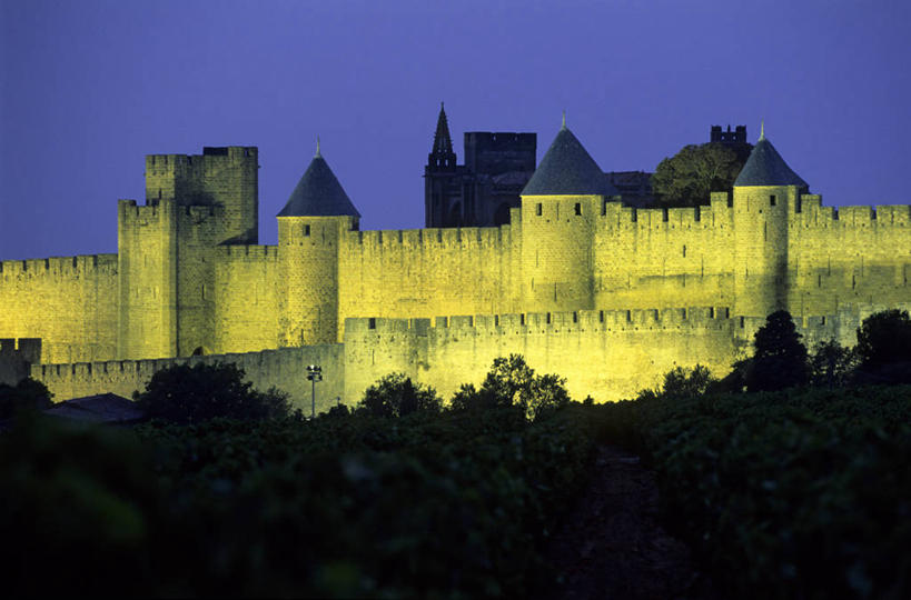 无人,横图,室外,夜晚,正面,旅游,度假,名胜古迹,树林,植物,标志建筑,地标,建筑,法国,欧洲,阴影,遗迹,光线,影子,堡垒,城堡,墙,屋顶,灯光,顶棚,古迹,文物,娱乐,建设,古建筑,墙壁,墙面,树,树木,绿色,灰色,自然,享受,休闲,旅游胜地,放松,生长,成长,西欧,要塞,法兰西,古文明,法兰西共和国,卡尔卡松,首府,法兰西第五共和国,朗格多克.鲁西永,朗格多克.鲁西永大区,设防,奥德省,彩图,卡尔卡松区