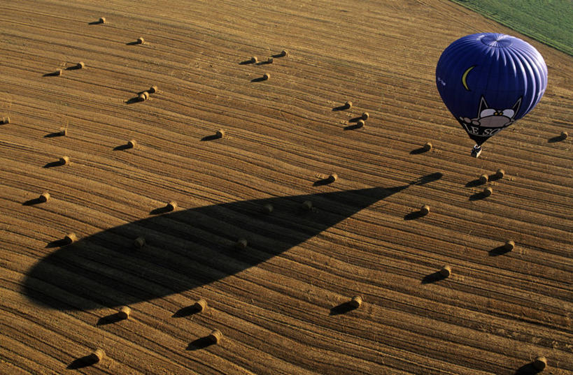 无人,农田,横图,俯视,航拍,室外,白天,旅游,度假,农业,庄稼,农作物,草地,草坪,美景,植物,法国,欧洲,许多,飞翔,阴影,飞行,光线,影子,稻田,景观,干草,交通,很多,翱翔,娱乐,航空,飞,草,排列,一个,蓝色,绿色,阳光,自然,热气球,草垛,交通工具,享受,休闲,景色,放松,运输,单个,西欧,鸟瞰,法兰西,自然风光,载具,法兰西共和国,法兰西第五共和国,摆列,洛林,洛林大区,干草垛,默尔特.摩泽尔,默尔特.摩泽尔省,彩图,高角度拍摄,耕地,庄稼田,布列,分列