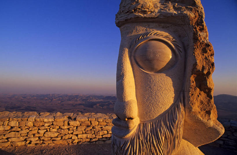 一个人,无人,站,横图,室外,白天,正面,旅游,度假,建材,名胜古迹,沙漠,标志建筑,地标,建筑,雕塑,以色列,亚洲,仅一个男性,仅一个人,阴影,遗迹,艺术,装饰,光线,材料,雕刻,雕像,影子,砖,砖块,墙,古迹,文物,娱乐,建设,古建筑,墙壁,墙面,仅一个年轻男性,一个,蓝色,蓝天,天空,阳光,工艺品,天,站着,享受,休闲,砖头,旅游胜地,放松,建造,晴朗,单个,纪念,美术,主题,西亚,陈列,古文明,万里无云,功能,美学,以色列国,内盖夫,男人,男性,年轻男性,亚洲人,印度人,大漠,砂漠,石料,晴空,晴空万里,站立,半身,彩图,砌墙砖,拟人