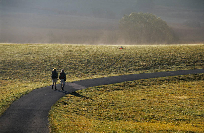 西方人,两个人,站,横图,俯视,室外,白天,旅游,度假,草地,草坪,美景,植物,道路,路,法国,欧洲,欧洲人,行人,游客,游人,阴影,服装,曲折,弯曲,光线,影子,景观,小路,交通,休闲装,娱乐,路人,旅客,草,衣服,绿色,阳光,自然,站着,享受,休闲,休闲服,景色,放松,服饰,蜿蜒,西欧,法兰西,自然风光,法兰西共和国,法兰西第五共和国,过客,弗朗什.孔泰,弗朗什.孔泰大区,杜省,男人,男性,年轻男性,白种人,站立,彩图,高角度拍摄,全身