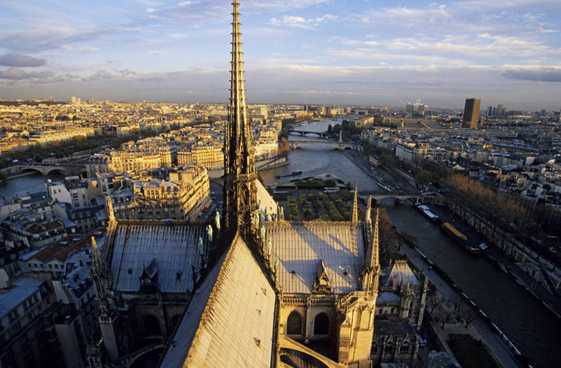 无人,家,高楼大厦,教堂,横图,俯视,室外,白天,度假,河流,美景,水,城市风光,城市,大厦,建筑,摩天大楼,法国,巴黎,巴黎圣母院,欧洲,阴影,节日,光线,影子,房屋,屋顶,屋子,河水,景观,水流,建筑群,塔,首都,顶棚,文化,娱乐,建设,楼房,住宅,蓝色,蓝天,天空,阳光,天,祈祷,享受,休闲,健康,景色,放松,许愿,宗教,信仰,晴朗,纪念,哥特式,祈求,基督教,西欧,法兰西,塞纳河,信念,哥特式建筑,万里无云,法兰西共和国,巴黎圣母院大教堂,法兰西第五共和国,法兰西岛,法兰西岛大区,城岛,西岱岛,西堤岛,平安,晴空,晴空万里,彩图,高角度拍摄,房子,大教堂,大楼,高层建筑,高楼,礼拜堂,摩天楼,斯德岛,西泰岛,巴黎省,巴黎市