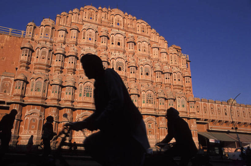 四个人,宫殿,走,横图,室外,白天,仰视,旅游,度假,名胜古迹,窗户,标志建筑,地标,建筑,自行车,印度,亚洲,一排,许多,行人,游客,游人,阴影,服装,遗迹,整齐,并列,并排,光线,影子,墙,很多,背光,休闲装,古迹,文物,娱乐,建设,古建筑,路人,旅客,玻璃窗,墙壁,墙面,车,脚踏车,排列,骑,衣服,蓝色,灰色,蓝天,天空,阳光,交通工具,天,骑车,享受,休闲,休闲服,旅游胜地,放松,服饰,晴朗,宫廷,队列,载具,南亚,平行,逆光,古文明,万里无云,首府,拉贾斯坦邦,拉贾斯坦,印度共和国,风宫,王宫,红粉之城,斋普尔,过客,风之宫殿,男人,男性,年轻男性,亚洲人,印度人,晴空,晴空万里,步行,散步,走路,半身,彩图,低角度拍摄,皇宫
