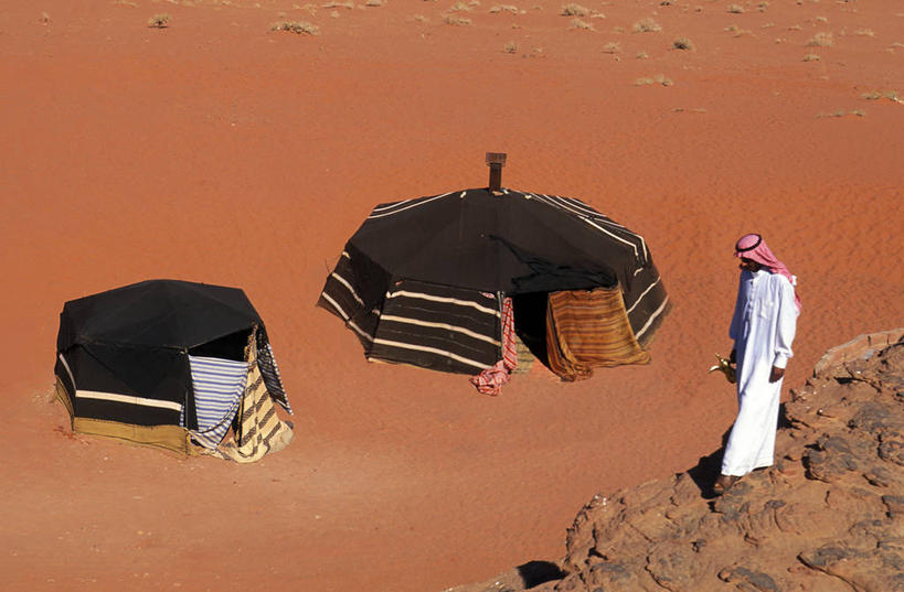 一个人,站,横图,俯视,室外,白天,民族服装,旅游,度假,石头,美景,沙漠,约旦,亚洲,仅一个男性,仅一个人,行人,游客,游人,阴影,光线,石子,头巾,影子,帐篷,景观,娱乐,路人,旅客,仅一个年轻男性,两个,白色,黑色,阳光,自然,站着,享受,休闲,景色,放松,自然风光,西亚,露营,野营,宿营,约旦哈希姆王国,过客,瓦迪拉姆,瓦迪拉姆保护区,男人,男性,年轻男性,阿拉伯人,白种人,亚洲人,大漠,砂漠,石块,岩石,站立,彩图,高角度拍摄,全身,传统服装,民俗服