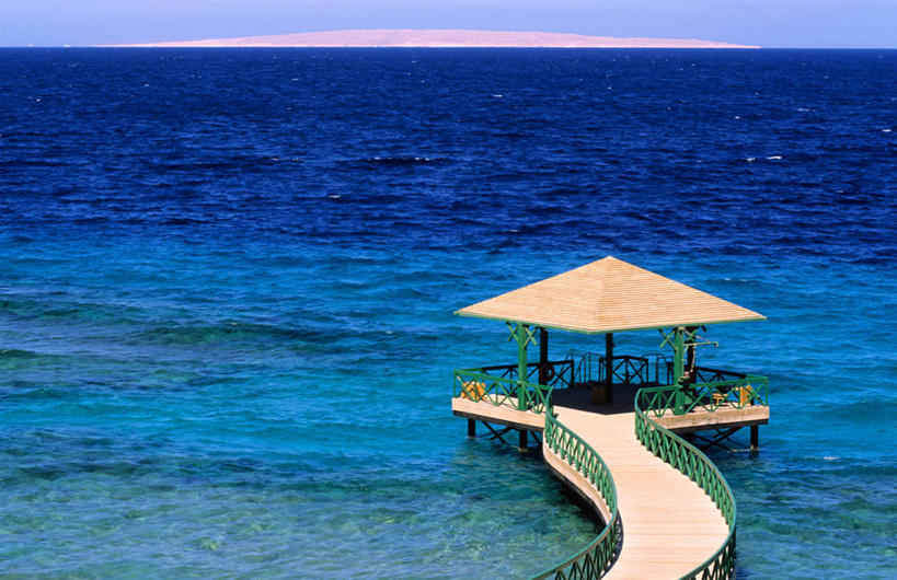 无人,栏杆,横图,俯视,室外,白天,旅游,度假,海浪,海洋,美景,城市,非洲,埃及,阴影,曲折,弯曲,光线,木板,影子,柱子,亭子,屋顶,景观,浪花,水平线,围栏,桥,辽阔,木桥,海平线,顶棚,娱乐,护栏,栈桥,蓝色,蓝天,天空,阳光,自然,海水,凉亭,天,享受,休闲,广阔,景色,放松,蜿蜒,晴朗,人行桥,木板桥,一望无际,自然风光,海景,万里无云,首府,阿拉伯埃及共和国,金字塔之国,棉花之国,阿非利加洲,红海,红海省,无边无际,一马平川,大海,风浪,海,海水的波动,近岸浪,涌浪,晴空,晴空万里,彩图,高角度拍摄,古尔代盖,洪加达,水天相接,水天一线