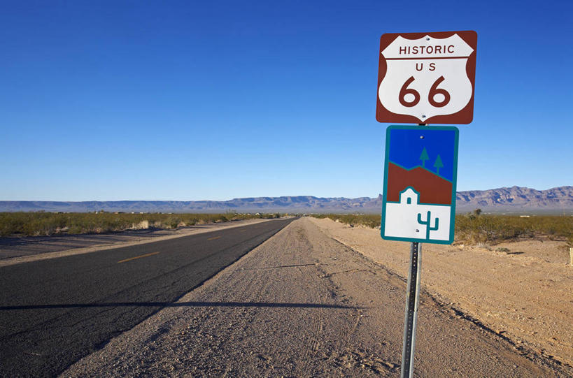 无人,横图,室外,白天,正面,消失点,旅游,度假,草地,草坪,美景,沙漠,山,山脉,植物,道路,路,指示牌,公路,美国,阴影,光线,英文,标志,路标,文字,影子,字符,字母,景观,山峰,交通,山峦,娱乐,标识,路牌,草,一个,蓝色,绿色,蓝天,天空,阳光,自然,群山,天,享受,休闲,景色,放松,晴朗,单个,英文字母,亚利桑那,北美,北美洲,自然风光,美洲,亚利桑那州,万里无云,大峡谷之州,北亚美利加洲,亚美利加洲,大漠,砂漠,晴空,晴空万里,马路,彩图,没影点,灭点,美利坚合众国,金曼