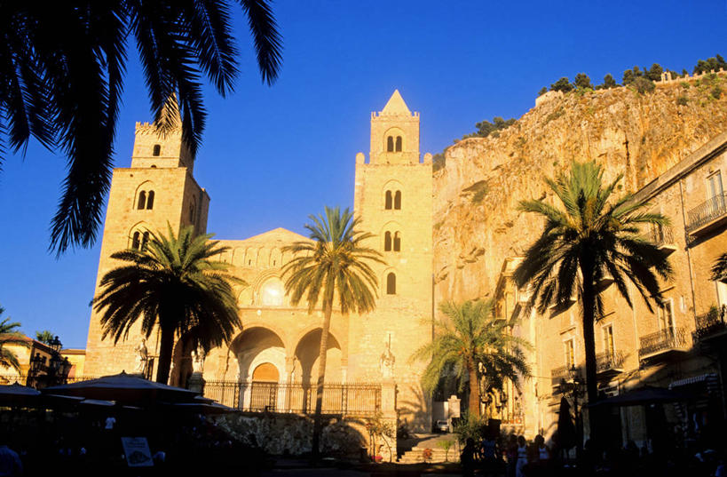 无人,教堂,横图,室外,白天,仰视,旅游,度假,名胜古迹,植物,标志建筑,地标,建筑,棕榈树,叶子,意大利,欧洲,阴影,节日,遗迹,时间,光线,时钟,影子,墙,钟楼,绿叶,计时,古迹,文化,文物,娱乐,建设,古建筑,墙壁,墙面,树,树木,蓝色,绿色,灰色,蓝天,天空,阳光,自然,钟表,天,祈祷,享受,休闲,健康,嫩叶,表,旅游胜地,放松,许愿,宗教,信仰,生长,晴朗,成长,纪念,祈求,西西里,南欧,信念,古文明,棕榈叶,万里无云,意大利共和国,西西里岛,塔钟,切法卢,平安,叶,叶片,钟,晴空,晴空万里,棕树,棕榈,彩图,低角度拍摄,大教堂,礼拜堂,巴勒莫省