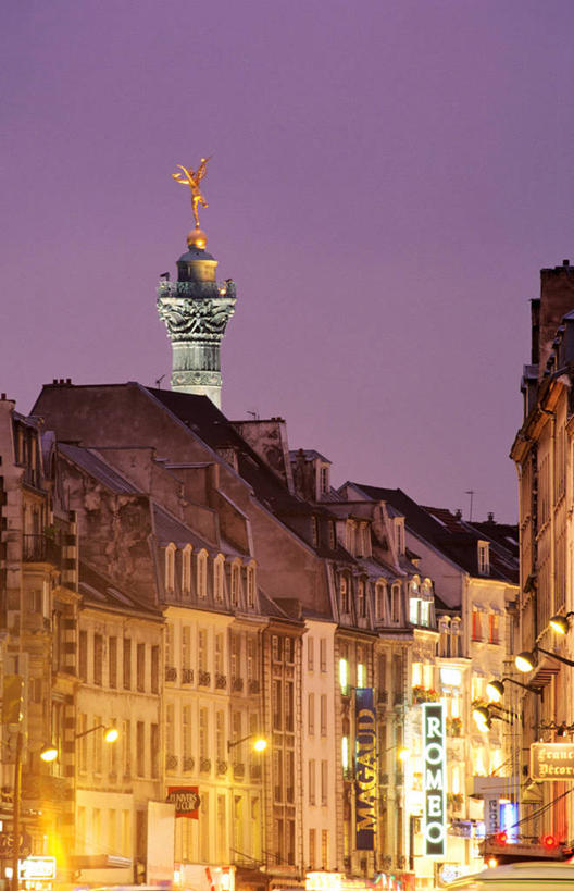 无人,家,竖图,室外,夜晚,正面,旅游,度假,窗户,标志建筑,地标,建筑,路灯,夜景,照明,法国,巴黎,欧洲,一排,许多,阴影,整齐,并列,并排,光线,影子,房屋,墙,屋子,灯光,首都,很多,娱乐,建设,楼房,玻璃窗,墙壁,墙面,住宅,灯,排列,灰色,享受,休闲,旅游胜地,放松,照亮,照明设备,西欧,队列,法兰西,平行,法兰西共和国,法兰西第五共和国,法兰西岛,巴士底狱,法兰西岛大区,彩图,房子,巴黎省,巴黎市