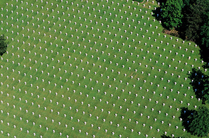 无人,横图,俯视,航拍,室外,白天,旅游,度假,草地,草坪,美景,植物,法国,欧洲,一排,许多,阴影,整齐,并列,并排,光线,影子,景观,很多,娱乐,草,树,树木,排列,绿色,阳光,自然,享受,休闲,墓地,景色,放松,生长,成长,坟墓,陵墓,西欧,鸟瞰,队列,法兰西,自然风光,平行,坟场,法兰西共和国,法兰西第五共和国,下诺曼底,下诺曼底大区,卡尔瓦多斯省,彩图,高角度拍摄,奥马哈海滩,圣奥诺里讷.德佩尔泰