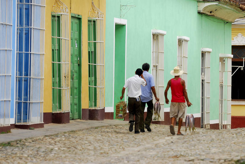 西方人,三个人,家,走,横图,室外,白天,度假,美景,窗户,门,城市风光,城市,道路,路,帽子,古巴,欧洲,欧洲人,一堆,一排,许多,行人,游客,游人,阴影,堆叠,堆积,服装,整齐,光线,鱼,影子,房屋,墙,屋子,景观,小路,交通,很多,拎,休闲装,娱乐,鱼类,楼房,路人,旅客,玻璃窗,墙壁,墙面,住宅,排列,背面,衣服,黄色,绿色,阳光,遮阳帽,门框,享受,休闲,休闲服,景色,放松,服饰,堆,北美,北美洲,队列,美洲,特立尼达,北亚美利加洲,亚美利加洲,古巴共和国,过客,圣斯皮里图斯,圣斯皮里图斯省,圣斯皮里图斯市,男人,男性,年轻男性,白种人,步行,散步,走路,彩图,全身,房子,拎着