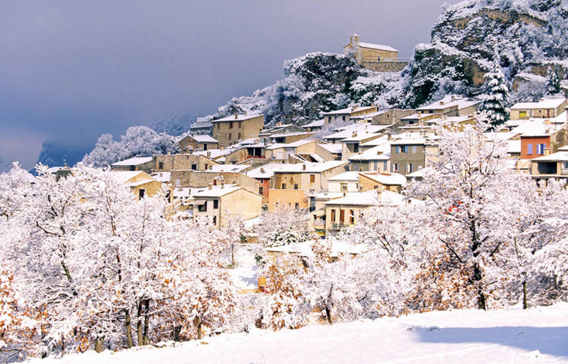 无人,家,横图,室外,白天,正面,旅游,度假,美景,山,雪,雪山,植物,大雪,法国,欧洲,房屋,墙,屋顶,屋子,冰,积雪,景观,山峰,乌云,雪景,云,阴天,云朵,冬季,冬天,山峦,云彩,顶棚,娱乐,楼房,墙壁,墙面,住宅,树,树木,绿色,灰色,天空,自然,天,享受,休闲,景色,放松,寒冷,生长,成长,冰冷,昏暗,阴沉,西欧,法兰西,自然风光,瓦尔省,法兰西共和国,法兰西第五共和国,严寒,冰凉,酷寒,凛冽,凛凛,极冷,普罗旺斯.阿尔卑斯.蓝色海岸,普罗旺斯.阿尔卑斯.蓝色海岸大区,瓦尔,彩图,房子,布里尼奥勒区,艾居伊纳