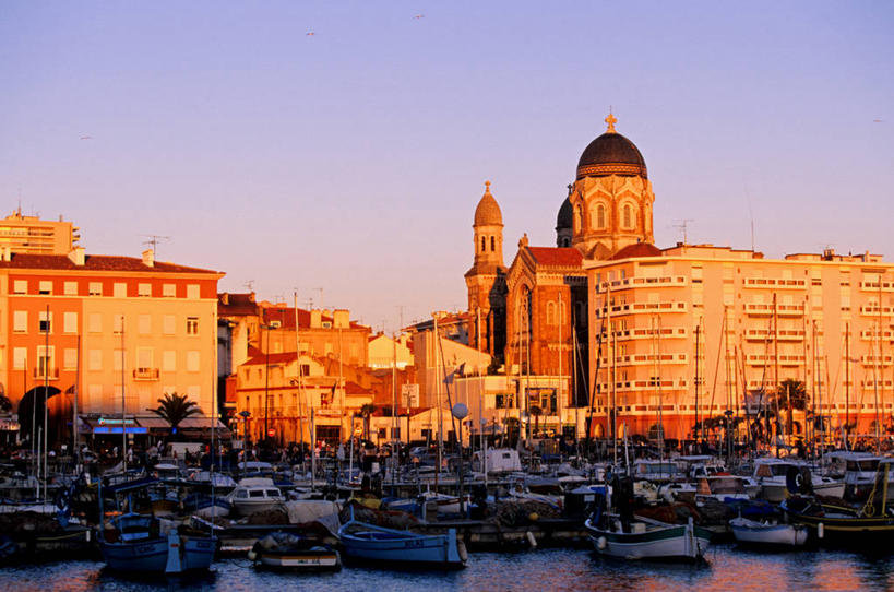 无人,家,教堂,码头,横图,室外,白天,正面,旅游,度假,海浪,海洋,名胜古迹,日落,标志建筑,地标,港口,建筑,船,法国,欧洲,一排,许多,节日,遗迹,整齐,并列,并排,房屋,墙,屋子,浪花,晚霞,霞光,落日,游艇,很多,古迹,文化,文物,娱乐,建设,古建筑,楼房,墙壁,墙面,住宅,排列,灰色,海水,黄昏,交通工具,祈祷,享受,休闲,健康,旅游胜地,彩霞,放松,许愿,宗教,信仰,纪念,祈求,基督教,西欧,队列,天主教,法兰西,载具,平行,海景,信念,古文明,瓦尔省,游艇码头,法兰西共和国,法兰西第五共和国,夕照,薄暮,普罗旺斯.阿尔卑斯.蓝色海岸,普罗旺斯.阿尔卑斯.蓝色海岸大区,瓦尔,平安,大海,风浪,海,海水的波动,近岸浪,涌浪,夕阳,彩图,傍晚,房子,摆渡口,埠头,大教堂,渡口,渡头,港湾,海港,口岸,礼拜堂,布里尼奥勒区,斜阳,圣马克西曼拉.桑特博默