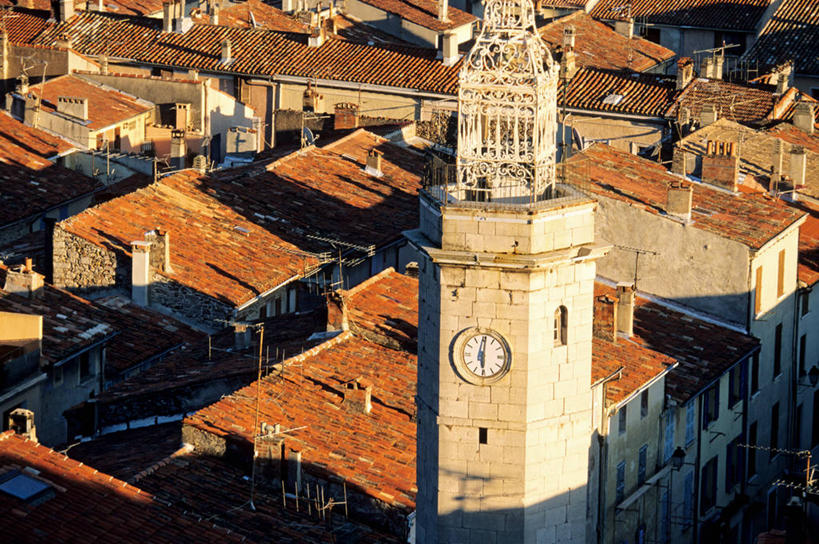 无人,家,教堂,横图,俯视,航拍,室外,白天,旅游,度假,名胜古迹,标志建筑,地标,建筑,法国,欧洲,阴影,节日,遗迹,时间,光线,时钟,影子,房屋,墙,屋顶,屋子,钟楼,褐色,计时,顶棚,古迹,文化,文物,娱乐,建设,古建筑,楼房,墙壁,墙面,住宅,白色,阳光,钟表,祈祷,享受,休闲,健康,表,旅游胜地,放松,许愿,宗教,信仰,纪念,祈求,西欧,鸟瞰,法兰西,信念,古文明,瓦尔省,法兰西共和国,法兰西第五共和国,塔钟,普罗旺斯.阿尔卑斯.蓝色海岸,普罗旺斯.阿尔卑斯.蓝色海岸大区,瓦尔,平安,钟,彩图,高角度拍摄,房子,大教堂,礼拜堂,布里尼奥勒区,贡法龙