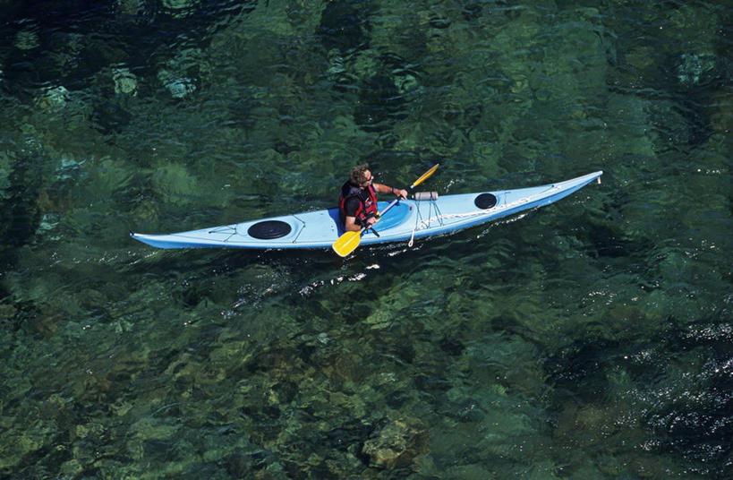 皮划艇,西方人,一个人,运动员,坐,横图,俯视,航拍,室外,白天,运动服,锻炼,旅游,度假,运动,海浪,海洋,美景,船,法国,欧洲,欧洲人,仅一个男性,仅一个人,一艘,握,阴影,波纹,飞溅,服装,溅,光线,液体,影子,景观,浪花,水滴,娱乐,水珠,仅一个年轻男性,一个,衣服,绿色,水纹,阳光,自然,海水,船尾波,交通工具,波浪,享受,休闲,景色,放松,握着,服饰,单个,桨,衣着,西欧,鸟瞰,穿着,喷洒,法兰西,自然风光,载具,室外运动,户外运动,海景,法兰西共和国,法兰西第五共和国,衣饰,下诺曼底,下诺曼底大区,芒什省,男人,男性,年轻男性,白种人,大海,风浪,海,海水的波动,近岸浪,涌浪,体育运动员,运动选手,坐着,彩图,高角度拍摄,全身,健身,运动装,科唐坦半岛