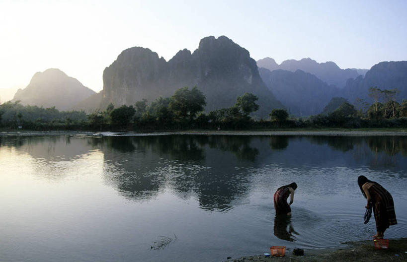 东方人,两个人,站,横图,室外,白天,侧面,旅游,度假,河流,美景,日落,山,山脉,水,植物,中国,亚洲,弯腰,波纹,服装,木板,河水,景观,山峰,水流,晚霞,霞光,落日,桥,木桥,山峦,注视,休闲装,黄种人,娱乐,栈桥,树,树木,衣服,绿色,倒影,水纹,自然,黄昏,波浪,群山,低头,观察,看,站着,享受,休闲,休闲服,景色,彩霞,放松,服饰,生长,成长,观看,人行桥,木板桥,鞠躬,察看,倒映,关注,自然风光,礼仪,东亚,山西,山西省,中华人民共和国,华北地区,弯身,尊敬,恭敬,荡涤,洗濯,垂头,晋,夕照,反照,薄暮,万荣,年轻女性,女人,女性,亚洲人,夕阳,清洗,站立,彩图,全身,傍晚,万荣县,斜阳