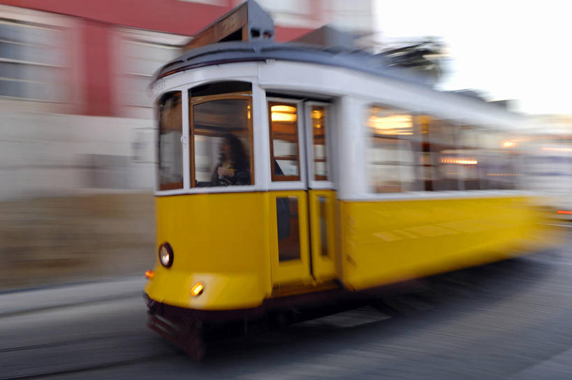 无人,家,横图,室外,白天,正面,度假,美景,窗户,城市风光,城市,道路,路,公路,汽车,电车,葡萄牙,欧洲,一辆,阴影,朦胧,模糊,光线,影子,房屋,墙,屋子,景观,交通,首都,娱乐,楼房,里斯本,玻璃窗,墙壁,墙面,住宅,车,黄色,红色,阳光,车窗,交通工具,享受,休闲,景色,放松,南欧,载具,葡萄牙共和国,阿尔法玛,马路,彩图,房子