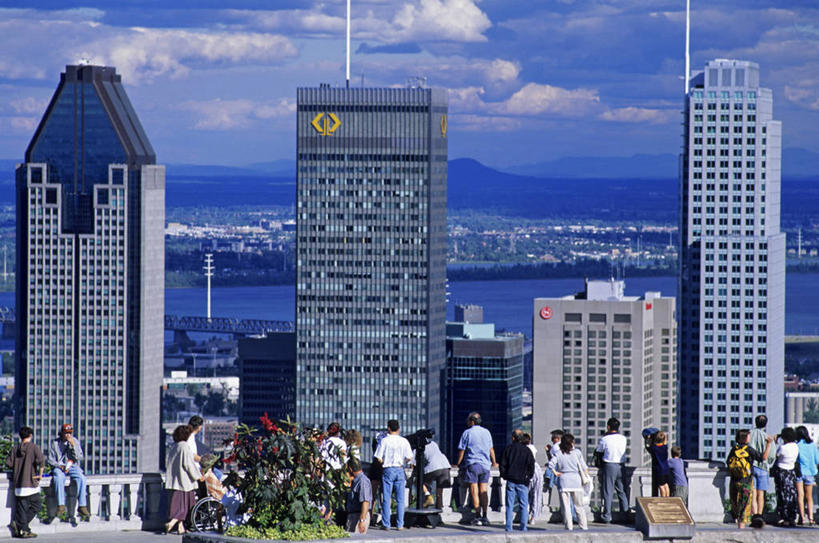 西方人,家,高楼大厦,栏杆,站,横图,室外,白天,度假,美景,植物,窗户,落地窗,城市风光,城市,大厦,建筑,摩天大楼,欧洲,加拿大,欧洲人,一排,许多,行人,游客,游人,阴影,服装,整齐,并列,并排,光线,盆栽,影子,房屋,墙,屋子,景观,云,云朵,建筑群,围栏,盆景,很多,许多人,云彩,休闲装,娱乐,建设,护栏,楼房,路人,旅客,玻璃窗,墙壁,墙面,住宅,排列,背面,衣服,蓝色,绿色,白云,蓝天,天空,阳光,自然,天,站着,一群人,享受,休闲,休闲服,景色,放松,服饰,生长,晴朗,成长,北美,北美洲,队列,美洲,平行,玻璃幕墙,北亚美利加洲,亚美利加洲,魁北克省,蒙特利尔,蒙特利尔市,蒙特娄,圣人之城,过客,皇家山,男人,男性,年轻男性,年轻女性,女人,女性,白种人,晴空,站立,彩图,全身,房子,大楼,高层建筑,高楼,摩天楼,古壁省,魁省,蒙特利尔皇家山公园