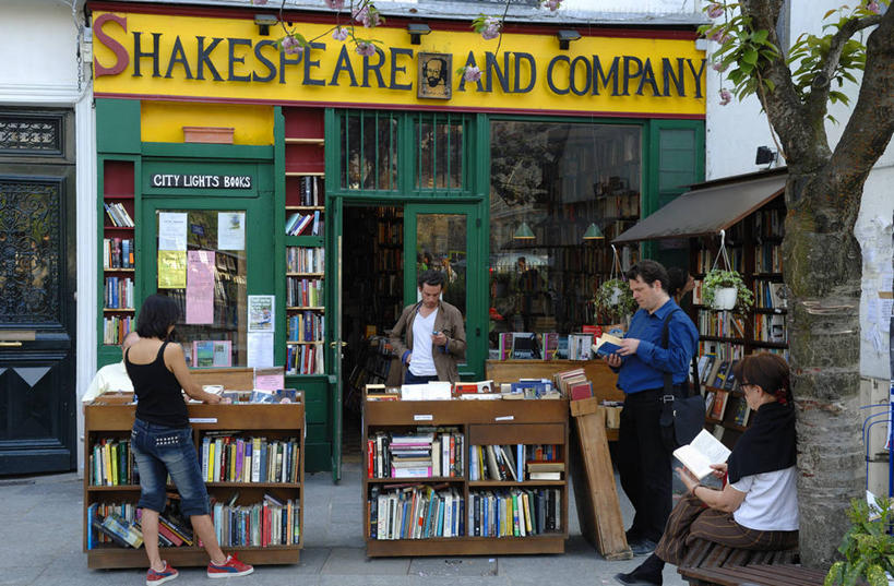 西方人,背部,四个人,店员,商店,书店,站,坐,横图,室外,白天,正面,度假,美景,植物,窗户,柜子,门,城市风光,城市,书籍,法国,巴黎,欧洲,欧洲人,一排,许多,握,阴影,服装,整齐,并列,并排,光线,影子,墙,景观,首都,很多,注视,休闲装,娱乐,商铺,顾客,玻璃窗,墙壁,墙面,树,树木,排列,衣服,绿色,白色,阳光,自然,书本,橱柜,门框,书柜,低头,观察,看,站着,营业员,享受,休闲,休闲服,书橱,景色,放松,握着,服饰,生长,成长,观看,察看,挑选,西欧,储存,队列,关注,法兰西,选择,平行,法兰西共和国,法兰西第五共和国,垂头,市肆,商号,采选,遴选,筛选,挑拣,挑撰,销售人员,法兰西岛,主顾,储备,蕴藏,贮备,法兰西岛大区,拉丁区,男人,男性,年轻男性,年轻女性,女人,女性,白种人,售货员,书,图书,站立,坐着,彩图,全身,店铺,巴黎省,巴黎市,贮存