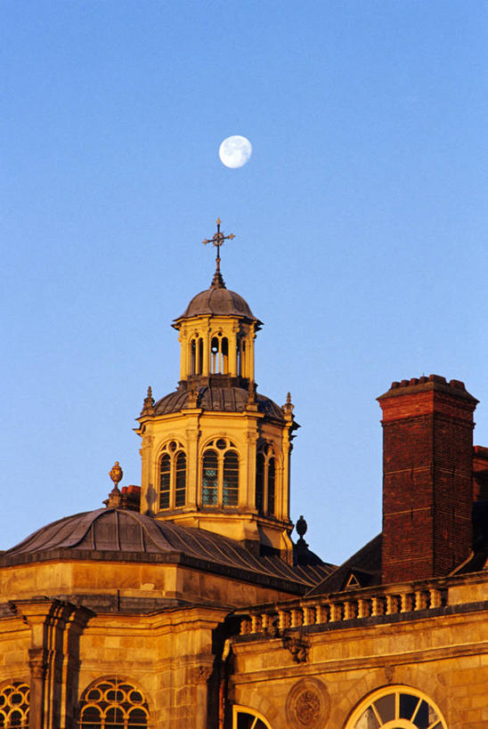 无人,竖图,室外,白天,仰视,旅游,度假,名胜古迹,日落,标志建筑,地标,建筑,法国,欧洲,遗迹,时间,时钟,堡垒,城堡,墙,屋顶,晚霞,霞光,月亮,落日,钟楼,月光,计时,顶棚,古迹,文物,娱乐,建设,古建筑,墙壁,墙面,蓝色,灰色,蓝天,天空,黄昏,钟表,天,享受,休闲,表,旅游胜地,彩霞,放松,晴朗,明亮,西欧,要塞,法兰西,古文明,万里无云,法兰西共和国,法兰西第五共和国,塔钟,皎洁,法兰西岛,枫丹白露,枫丹白露镇,夕照,薄暮,法兰西岛大区,设防,塞纳.马恩省,钟,晴空,晴空万里,夕阳,彩图,低角度拍摄,傍晚,斜阳