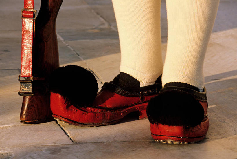 西方人,腿部,腿,一个人,站,横图,室外,特写,白天,正面,民族服装,竞争,鞋子,欧洲,欧洲人,仅一个男性,仅一个人,仅一个中年男性,对抗,阴影,冲突,光线,枪支,影子,破坏,红色,黑色,阳光,站着,猎枪,武器,战争,手枪,损坏,攻击,威胁,对立,矛盾,兵器,防御,枪械,来福枪,来复枪,弹夹,敌对,挫败,斗争,抗拒,抗衡,杀伤,威慑,子弹夹,危险,男人,男性,中年男性,白种人,站立,半身,彩图,传统服装,民俗服