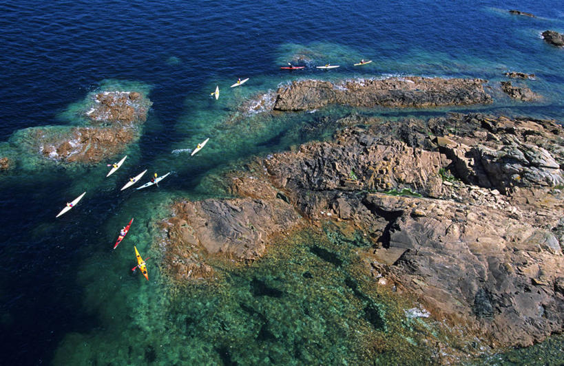 无人,横图,俯视,航拍,室外,白天,旅游,度假,岛屿,海浪,海洋,石头,美景,船,法国,欧洲,阴影,光线,石子,影子,岛,景观,浪花,木船,娱乐,阳光,自然,海水,交通工具,享受,休闲,景色,放松,舟,西欧,鸟瞰,法兰西,自然风光,载具,独木舟,海景,法兰西共和国,法兰西第五共和国,独木船,下诺曼底,下诺曼底大区,芒什省,大海,风浪,海,海水的波动,近岸浪,列岛,群岛,石块,岩石,涌浪,诸岛,彩图,高角度拍摄,科唐坦半岛