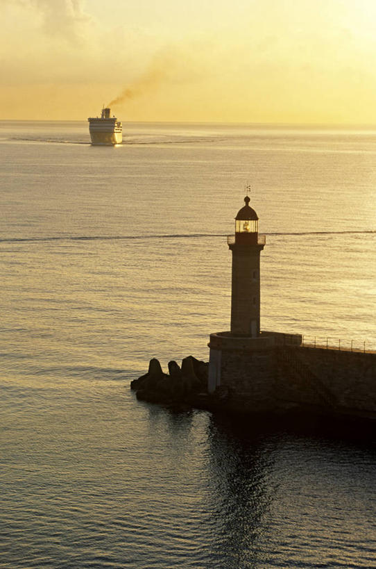 无人,竖图,室外,白天,正面,旅游,度假,海浪,海洋,美景,日落,道路,船,客轮,法国,欧洲,一艘,阴影,光线,信息,影子,景观,浪花,水平线,晚霞,霞光,落日,辽阔,灯塔,交通,海平线,方向,娱乐,阳光,自然,海水,黄昏,交通工具,享受,休闲,广阔,景色,彩霞,放松,引导,指引,一望无际,科西嘉,科西嘉岛,西欧,渡轮,法兰西,客船,自然风光,载具,海景,法兰西共和国,法兰西第五共和国,航标,无边无际,一马平川,夕照,薄暮,巴斯蒂亚,科西嘉大区,大海,风浪,海,海水的波动,近岸浪,涌浪,夕阳,彩图,傍晚,水天相接,水天一线,导航,斜阳