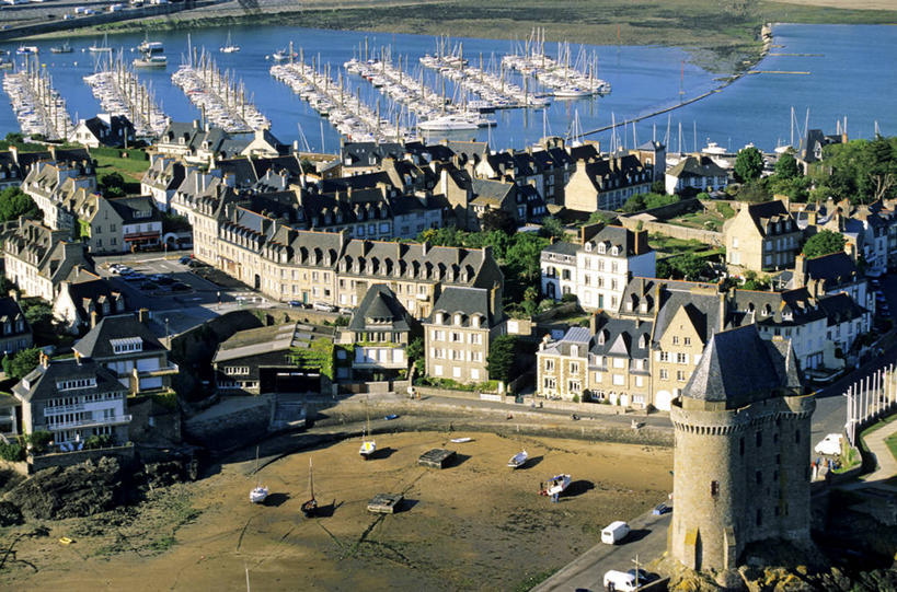 帆船,无人,家,横图,俯视,航拍,室外,白天,旅游,度假,海浪,海洋,美景,沙滩,植物,城市风光,城市,建筑,船,法国,欧洲,一排,许多,停靠,阴影,整齐,并列,并排,光线,沙子,影子,房屋,屋子,海岸,景观,浪花,公寓,沙地,很多,娱乐,建设,洋房,楼房,住宅,树,树木,排列,绿色,阳光,自然,海水,交通工具,享受,休闲,景色,放松,生长,成长,布列塔尼,西欧,圣马洛,鸟瞰,队列,停泊,法兰西,载具,平行,海景,法兰西共和国,首府,法兰西第五共和国,布列塔尼地区,伊勒.维莱讷省,大海,风浪,海,海水的波动,海滩,近岸浪,涌浪,彩图,高角度拍摄,房子,圣马洛区,圣马罗