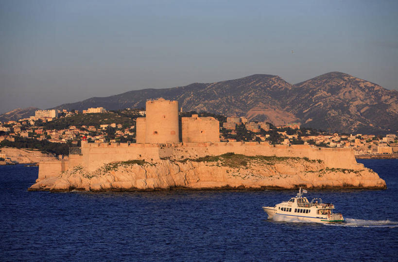 无人,横图,室外,白天,正面,旅游,度假,马赛,海浪,海洋,石头,名胜古迹,山,山脉,植物,标志建筑,地标,建筑,轮船,船,法国,欧洲,一艘,阴影,波纹,飞溅,遗迹,溅,光线,石子,液体,影子,堡垒,城堡,浪花,山峰,水滴,云,云朵,山峦,云彩,古迹,文物,娱乐,建设,古建筑,水珠,树,树木,蓝色,绿色,白云,蓝天,水纹,天空,阳光,自然,海水,船尾波,交通工具,波浪,群山,天,享受,休闲,旅游胜地,放松,生长,晴朗,成长,西欧,要塞,喷洒,法兰西,载具,海景,古文明,法兰西共和国,首府,法兰西第五共和国,普罗旺斯.阿尔卑斯.蓝色海岸,普罗旺斯.阿尔卑斯.蓝色海岸大区,设防,罗讷河口省,罗讷河口,大海,风浪,海,海水的波动,近岸浪,石块,岩石,涌浪,晴空,彩图,伊夫堡,伊夫岛