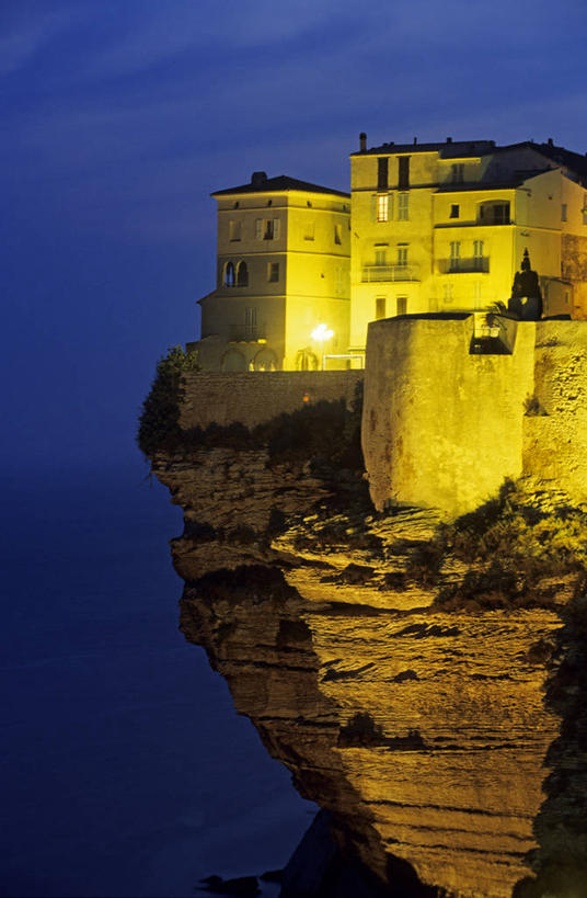 无人,家,竖图,室外,夜晚,正面,旅游,度假,海浪,海洋,石头,美景,法国,欧洲,阴影,光线,石子,影子,房屋,屋子,景观,浪花,悬崖,灯光,娱乐,楼房,住宅,自然,海水,享受,休闲,景色,放松,科西嘉,科西嘉岛,西欧,法兰西,自然风光,海景,法兰西共和国,法兰西第五共和国,绝壁,博尼法乔,科西嘉大区,大海,风浪,海,海水的波动,近岸浪,石块,岩石,涌浪,彩图,房子