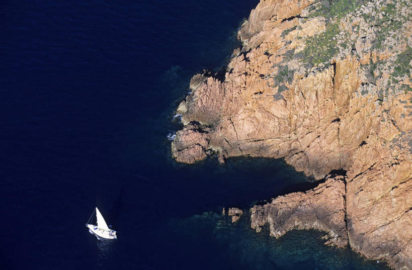 帆船,无人,横图,俯视,航拍,室外,白天,旅游,度假,海浪,海洋,石头,美景,沙滩,船,法国,欧洲,一艘,阴影,光线,沙子,石子,影子,海岸,景观,浪花,沙地,娱乐,阳光,自然,海水,交通工具,享受,休闲,景色,放松,科西嘉,科西嘉岛,西欧,鸟瞰,法兰西,自然风光,载具,海景,法兰西共和国,法兰西第五共和国,南科西嘉,南科西嘉省,科西嘉大区,大海,风浪,海,海水的波动,海滩,近岸浪,石块,岩石,涌浪,彩图,高角度拍摄