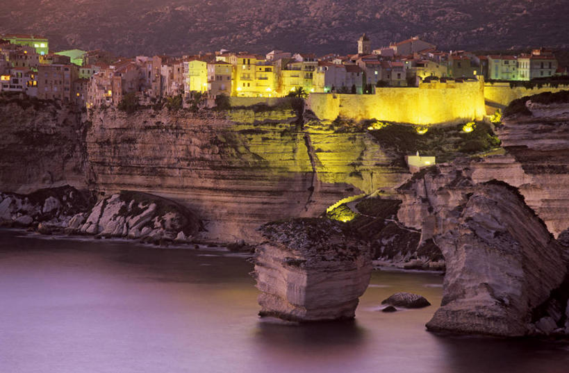 无人,家,横图,室外,夜晚,正面,度假,海浪,海洋,石头,美景,城市风光,城市,法国,欧洲,阴影,光线,石子,影子,房屋,屋子,景观,浪花,悬崖,灯光,娱乐,楼房,住宅,海水,享受,休闲,景色,放松,科西嘉,科西嘉岛,西欧,法兰西,海景,法兰西共和国,法兰西第五共和国,绝壁,博尼法乔,科西嘉大区,大海,风浪,海,海水的波动,近岸浪,石块,岩石,涌浪,彩图,房子