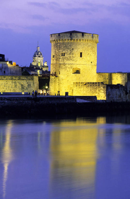 无人,竖图,室外,白天,正面,旅游,度假,海浪,海洋,日落,标志建筑,地标,建筑,法国,欧洲,阴影,光线,影子,浪花,晚霞,霞光,落日,塔,灯光,娱乐,建设,海水,黄昏,享受,休闲,旅游胜地,彩霞,放松,西欧,法兰西,海景,法兰西共和国,法兰西第五共和国,夕照,薄暮,普瓦图.夏朗德,普瓦图.夏朗德大区,滨海夏朗德省,拉罗谢尔,拉罗歇尔,大海,风浪,海,海水的波动,近岸浪,涌浪,夕阳,彩图,傍晚,斜阳