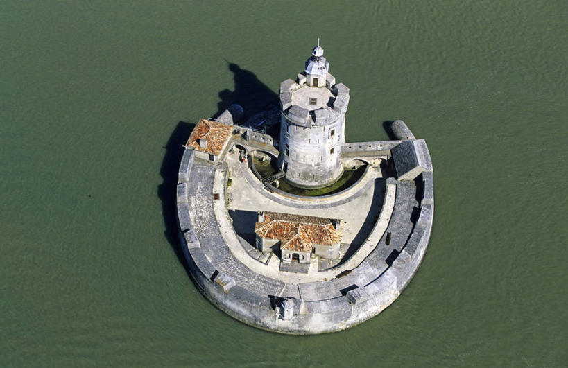 无人,横图,俯视,航拍,室外,白天,旅游,度假,海浪,海洋,植物,标志建筑,地标,建筑,法国,欧洲,阴影,光线,影子,浪花,塔,娱乐,建设,树,树木,绿色,阳光,自然,海水,享受,休闲,旅游胜地,放松,生长,成长,西欧,鸟瞰,法兰西,海景,法兰西共和国,法兰西第五共和国,普瓦图.夏朗德,普瓦图.夏朗德大区,滨海夏朗德省,大海,风浪,海,海水的波动,近岸浪,涌浪,彩图,高角度拍摄