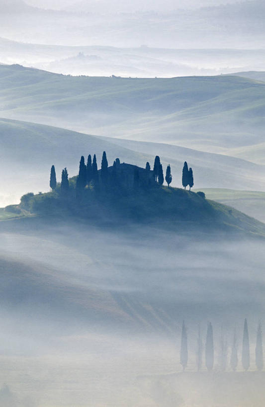 无人,竖图,室外,白天,正面,旅游,度假,美景,山,山脉,植物,雾,柏树,意大利,欧洲,朦胧,模糊,景观,山峰,山峦,娱乐,树,树木,绿色,自然,群山,享受,休闲,景色,放松,生长,成长,迷雾,托斯卡纳,南欧,自然风光,意大利共和国,高尚,长寿,不朽,正气,托斯卡纳大区,大雾,彩图,丝柏