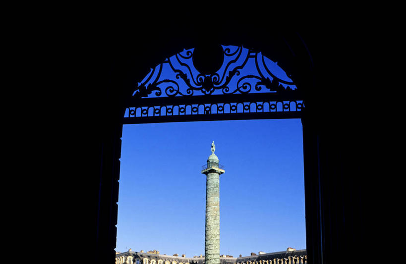 无人,横图,室外,白天,仰视,旅游,度假,门,标志建筑,地标,建筑,法国,巴黎,欧洲,阴影,光线,影子,柱子,拱门,首都,娱乐,建设,蓝色,蓝天,天空,阳光,门框,天,享受,休闲,旅游胜地,放松,晴朗,西欧,法兰西,万里无云,法兰西共和国,法兰西第五共和国,法兰西岛,法兰西岛大区,凡登广场,凡顿广场,凡多姆广场,芳登广场,旺多姆广场,旺多姆圆柱,晴空,晴空万里,彩图,低角度拍摄,巴黎省,巴黎市