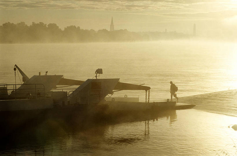 西方人,一个人,走,横图,室外,白天,正面,旅游,度假,日出,河流,美景,水,太阳,雾,船,客轮,法国,欧洲,欧洲人,仅一个男性,仅一个人,仅一个中年男性,波纹,服装,朦胧,模糊,河水,景观,水流,朝霞,晨曦,黎明,涟漪,背光,休闲装,娱乐,衣服,倒影,水纹,阳光,自然,交通工具,波浪,享受,休闲,休闲服,景色,放松,服饰,迷雾,倒映,西欧,渡轮,法兰西,客船,自然风光,载具,逆光,法兰西共和国,卢瓦尔河地区,水晕,法兰西第五共和国,反照,卢瓦尔,卢瓦尔大区,卢瓦尔河大区,男人,男性,中年男性,白种人,朝阳,大雾,步行,散步,走路,彩图,全身,卯时,破晓,日始,大西洋岸卢瓦尔省,大西洋卢瓦尔省,勒佩勒兰,南特区