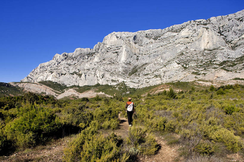 西方人,一个人,站,横图,室外,白天,旅游,度假,石头,美景,山,山脉,植物,法国,欧洲,欧洲人,仅一个女性,仅一个人,阴影,服装,光线,石子,影子,景观,山峰,山峦,休闲装,娱乐,树,树木,背面,衣服,蓝色,绿色,蓝天,天空,阳光,自然,群山,天,站着,仅一个中年女性,享受,休闲,休闲服,景色,放松,服饰,生长,晴朗,成长,西欧,法兰西,自然风光,万里无云,法兰西共和国,法兰西第五共和国,普罗旺斯.阿尔卑斯.蓝色海岸,普罗旺斯.阿尔卑斯.蓝色海岸大区,罗讷河口省,罗讷河口,女人,女性,中年女性,白种人,石块,岩石,晴空,晴空万里,站立,彩图,全身,莱斯佩尼斯米拉波