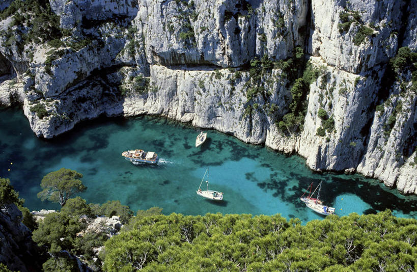 帆船,无人,横图,俯视,航拍,室外,白天,旅游,度假,海浪,海洋,石头,美景,森林,树林,植物,船,法国,欧洲,停靠,阴影,光线,石子,影子,景观,浪花,悬崖,娱乐,树,树木,绿色,阳光,自然,海水,交通工具,享受,休闲,景色,放松,生长,成长,西欧,鸟瞰,停泊,法兰西,自然风光,载具,海景,卡西斯,法兰西共和国,法兰西第五共和国,绝壁,罗纳河口,普罗旺斯.阿尔卑斯.蓝色海岸,普罗旺斯.阿尔卑斯.蓝色海岸大区,罗讷河口省,大海,风浪,海,海水的波动,近岸浪,石块,岩石,涌浪,彩图,高角度拍摄