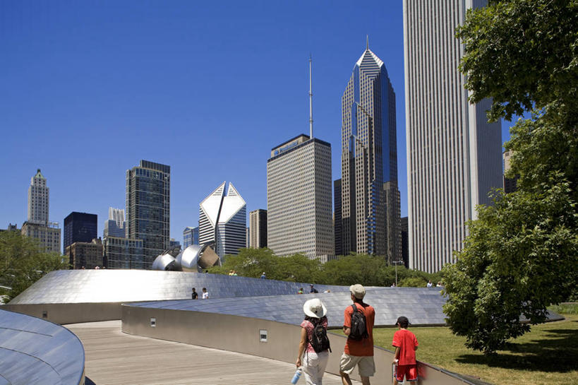 西方人,儿童,中年人,三个人,家庭,夫妻,母亲,父亲,儿子,公园,家,高楼大厦,走,横图,室外,白天,爱情,度假,纯洁,草地,草坪,美景,植物,城市风光,标志建筑,城市,大厦,道路,地标,建筑,路,摩天大楼,帽子,雕塑,欧洲,美国,欧洲人,阴影,服装,艺术,装饰,光线,雕刻,雕像,影子,房屋,屋子,景观,公寓,建筑群,小路,交通,浪漫,休闲装,娱乐,建设,洋房,楼房,住宅,草,树,树木,小孩,背面,衣服,蓝色,绿色,蓝天,天空,阳光,自然,遮阳帽,工艺品,天,享受,休闲,温暖,温馨,父子,母子,三口之家,一家人,休闲服,景色,恩爱,放松,父爱,可爱,母爱,童年,童趣,恋人,服饰,生长,晴朗,成长,纪念,美术,和睦,北美,北美洲,主题,美洲,陈列,童真,烂漫,无邪,伊利诺斯州,芝加哥,万里无云,世界屠猪城,巨肩之城,劳动之城,伊利诺伊,伊利诺伊州,伊利诺州,千禧公园,千年公园,千禧年公园,芝加哥市,芝城,林肯之地,功能,美学,北亚美利加洲,亚美利加洲,天真,男孩,男人,男性,女人,女性,中年男性,中年女性,白种人,孩子,夫妇,情侣,晴空,晴空万里,步行,散步,走路,半身,彩图,房子,大楼,高层建筑,高楼,摩天楼,美利坚合众国,伴侣,融洽,男生