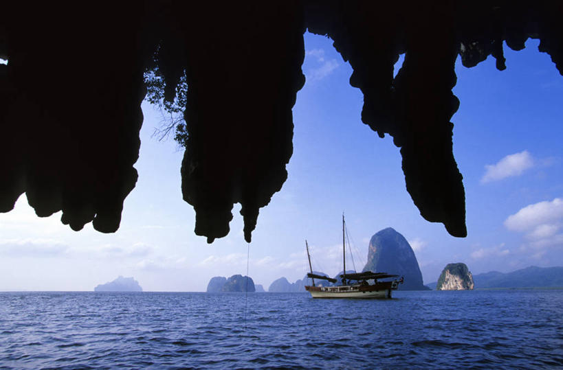 帆船,无人,横图,室外,白天,正面,旅游,度假,海浪,海洋,石头,美景,船,泰国,亚洲,一艘,阴影,光线,石子,影子,洞,景观,浪花,云,云朵,云彩,娱乐,蓝色,白云,蓝天,天空,阳光,自然,海水,交通工具,天,享受,休闲,景色,放松,洞穴,东南亚,晴朗,自然风光,载具,海景,穴,首府,泰王国,攀牙府,攀牙,攀牙湾,大海,风浪,海,海水的波动,近岸浪,石块,岩石,涌浪,晴空,彩图