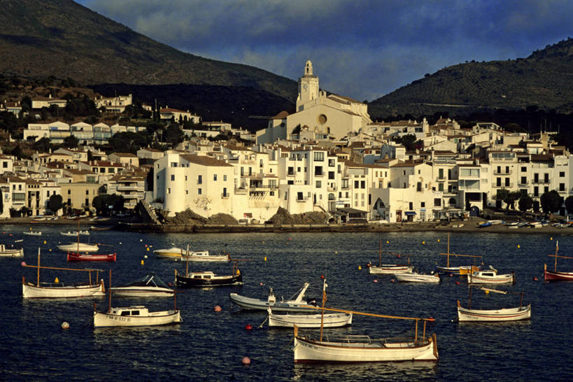 无人,家,教堂,横图,室外,白天,正面,旅游,度假,海浪,海洋,石头,名胜古迹,山,山脉,标志建筑,地标,建筑,船,西班牙,欧洲,阴影,节日,遗迹,光线,石子,影子,房屋,屋子,浪花,山峰,云,云朵,公寓,木船,山峦,云彩,古迹,文化,文物,娱乐,建设,古建筑,洋房,楼房,住宅,蓝色,白云,蓝天,天空,阳光,海水,交通工具,群山,天,祈祷,享受,休闲,健康,旅游胜地,放松,许愿,宗教,信仰,晴朗,纪念,祈求,舟,基督教,南欧,天主教,载具,海景,信念,古文明,加泰罗尼亚,西班牙王国,赫罗纳,赫罗纳省,卡达凯斯,平安,大海,风浪,海,海水的波动,近岸浪,石块,岩石,涌浪,晴空,彩图,房子,大教堂,礼拜堂