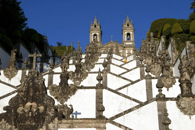 无人,教堂,横图,室外,白天,仰视,旅游,度假,名胜古迹,植物,楼梯,标志建筑,地标,建筑,雕塑,西班牙,欧洲,阴影,节日,遗迹,艺术,装饰,光线,雕刻,雕像,十字架,影子,阶梯,墙,古迹,文化,文物,娱乐,建设,古建筑,墙壁,墙面,台阶,树,树木,蓝色,绿色,蓝天,天空,阳光,自然,工艺品,天,祈祷,享受,休闲,健康,旅游胜地,放松,许愿,宗教,信仰,生长,晴朗,成长,纪念,祈求,美术,基督教,南欧,天主教,主题,陈列,信念,古文明,万里无云,西班牙王国,功能,美学,加利西亚,加利西亚自治区,拉科鲁尼亚,拉科鲁尼亚省,米尼奥,平安,晴空,晴空万里,彩图,低角度拍摄,大教堂,礼拜堂