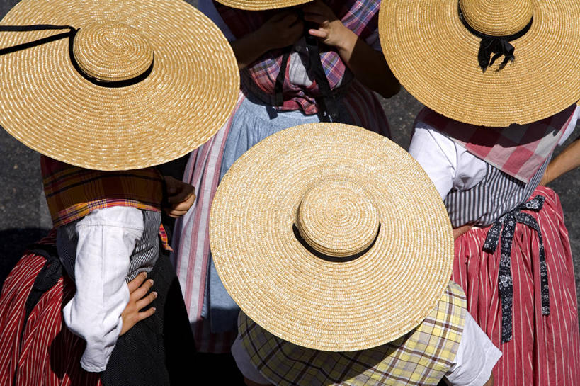 西方人,四个人,站,横图,俯视,室外,白天,民族服装,帽子,法国,欧洲,欧洲人,阴影,服装,光线,草帽,影子,手叉腰,衣服,阳光,叉腰,站着,服饰,衣着,西欧,穿着,法兰西,法兰西共和国,法兰西第五共和国,衣饰,普罗旺斯.阿尔卑斯.蓝色海岸,普罗旺斯.阿尔卑斯.蓝色海岸大区,罗讷河口省,罗讷河口,单手叉腰,年轻女性,女人,女性,白种人,站立,半身,彩图,高角度拍摄,传统服装,民俗服,阿洛,马赛区