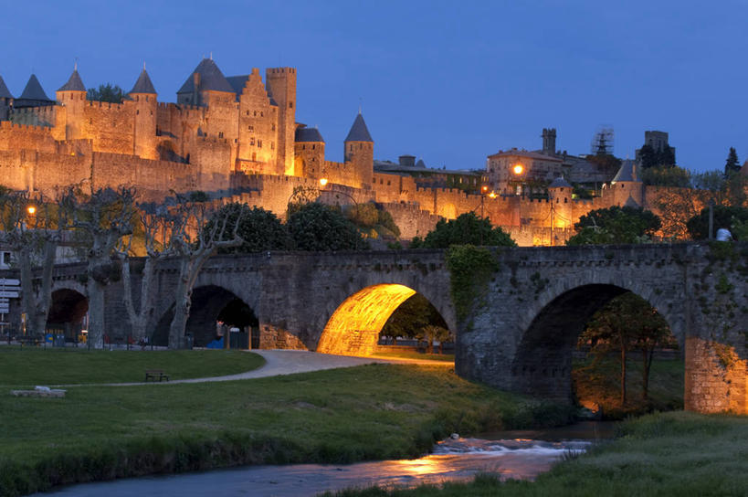 无人,家,横图,室外,夜晚,正面,旅游,度假,草地,草坪,名胜古迹,植物,标志建筑,地标,建筑,路灯,桥梁,照明,法国,欧洲,阴影,遗迹,光线,影子,房屋,屋子,桥,灯光,古迹,文物,娱乐,建设,古建筑,石桥,楼房,拱桥,住宅,灯,草,树,树木,蓝色,绿色,蓝天,天空,自然,天,享受,休闲,旅游胜地,放松,拱形,生长,成长,人行桥,石拱桥,照亮,照明设备,西欧,法兰西,古文明,法兰西共和国,卡尔卡松,首府,法兰西第五共和国,朗格多克.鲁西永,朗格多克.鲁西永大区,奥德省,彩图,房子,卡尔卡松区