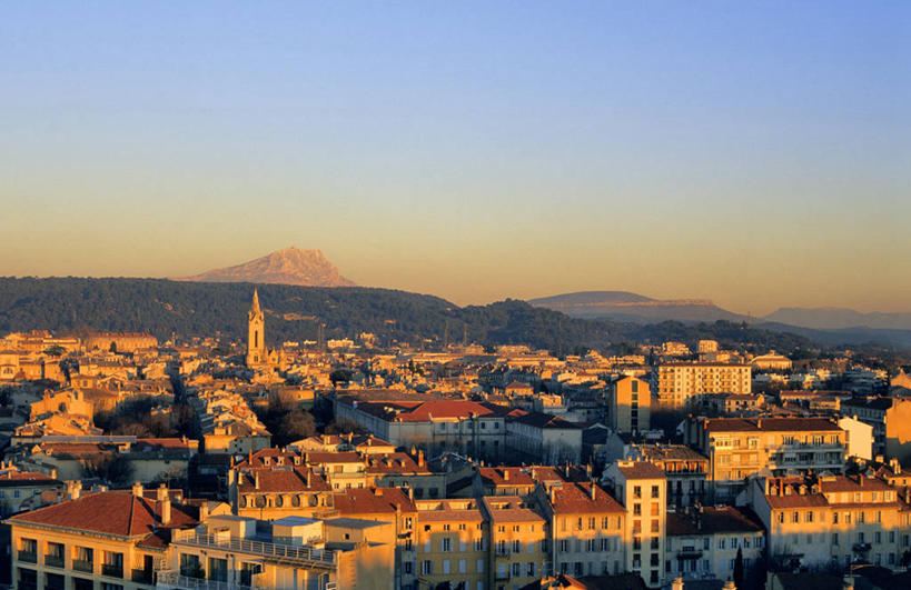 无人,家,横图,俯视,航拍,室外,白天,旅游,度假,石头,美景,日落,山,山脉,城市风光,城市,建筑,法国,欧洲,石子,瓦片,房屋,屋顶,屋子,景观,山峰,晚霞,霞光,落日,公寓,建筑群,山峦,顶棚,瓦,娱乐,建设,洋房,楼房,住宅,黄昏,群山,享受,休闲,景色,彩霞,放松,建造,西欧,鸟瞰,法兰西,艾克斯,屋瓦,法兰西共和国,法兰西第五共和国,夕照,薄暮,普罗旺斯.阿尔卑斯.蓝色海岸,普罗旺斯.阿尔卑斯.蓝色海岸大区,罗讷河口省,罗讷河口,石块,岩石,夕阳,彩图,高角度拍摄,傍晚,房子,普罗旺斯地区艾克斯,斜阳