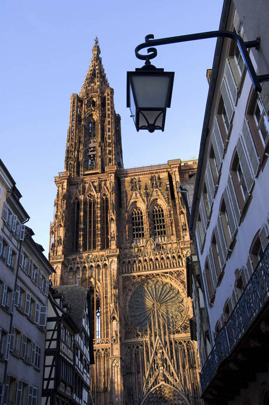 无人,家,教堂,竖图,室外,白天,仰视,旅游,度假,名胜古迹,窗户,标志建筑,地标,建筑,照明,法国,欧洲,阴影,节日,遗迹,光线,壁灯,影子,房屋,墙,屋子,灯光,古迹,文化,文物,娱乐,建设,古建筑,楼房,玻璃窗,墙壁,墙面,住宅,灯,蓝色,蓝天,天空,阳光,灯具,天,祈祷,享受,休闲,健康,旅游胜地,放松,许愿,宗教,信仰,晴朗,纪念,祈求,照亮,基督教,照明设备,阿尔萨斯,西欧,天主教,法兰西,信念,古文明,万里无云,法兰西共和国,首府,法兰西第五共和国,斯特拉斯堡,阿尔萨斯大区,平安,晴空,晴空万里,彩图,低角度拍摄,房子,大教堂,礼拜堂,下莱茵省