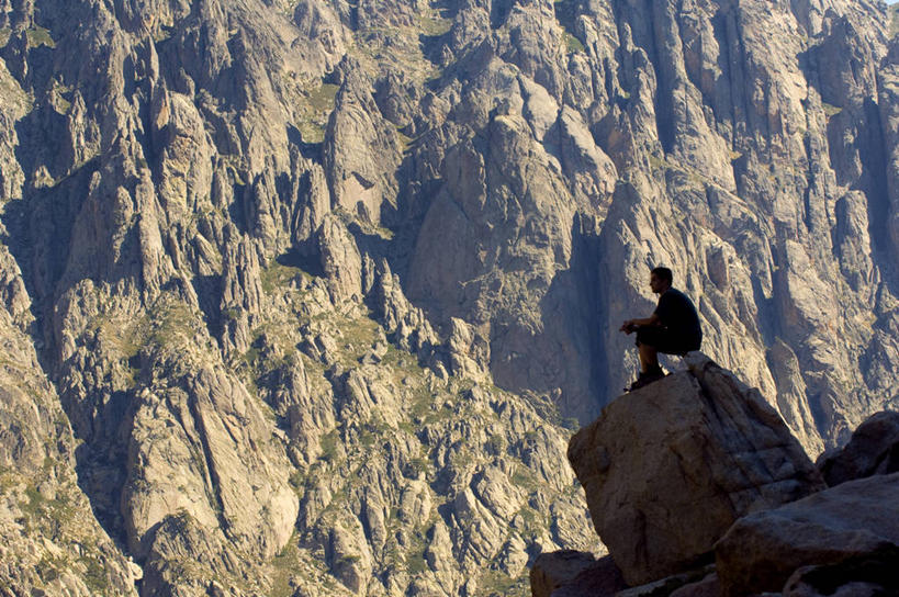 西方人,一个人,坐,横图,室外,白天,侧面,旅游,度假,石头,美景,山,山脉,法国,欧洲,欧洲人,仅一个男性,仅一个人,仅一个中年男性,阴影,服装,光线,石子,影子,景观,山顶,山峰,山峦,背光,休闲装,娱乐,衣服,阳光,自然,群山,享受,休闲,休闲服,景色,放松,服饰,科西嘉,科西嘉岛,西欧,法兰西,自然风光,逆光,法兰西共和国,法兰西第五共和国,颠峰,极峰,科西嘉大区,男人,男性,中年男性,白种人,石块,岩石,坐着,彩图,全身,上科西嘉